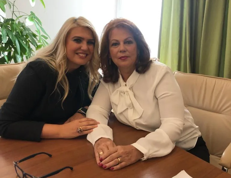 Fotografie cu fondatoarele asociației, Daniela Cefalan și Petruța Ulmeanu, la o masă de birou